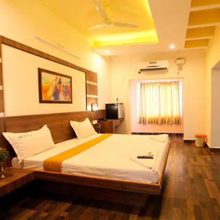 Hotel Emerald Regency Puthupalli Экстерьер фото