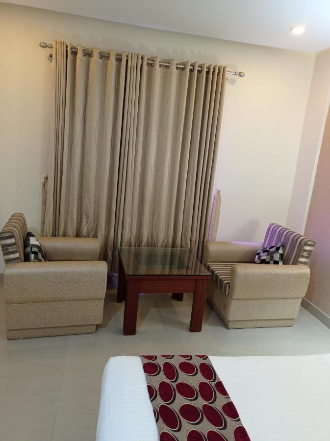 Hotel Emerald Regency Puthupalli Экстерьер фото