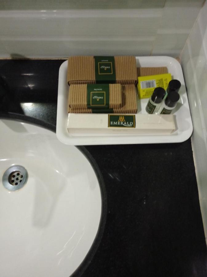 Hotel Emerald Regency Puthupalli Экстерьер фото